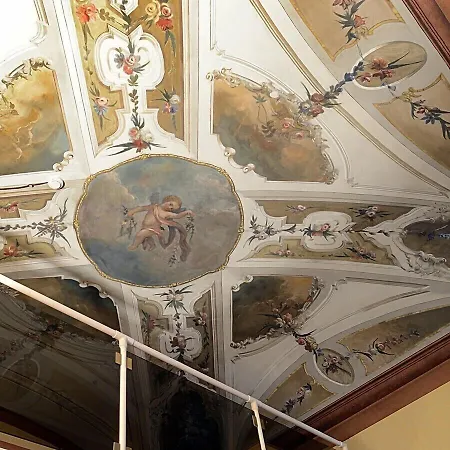 Lagrange מלון דירות